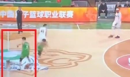 什么情况？辽粤大战争议画面曝光 徐杰被撞倒 技术台人员竟鼓掌